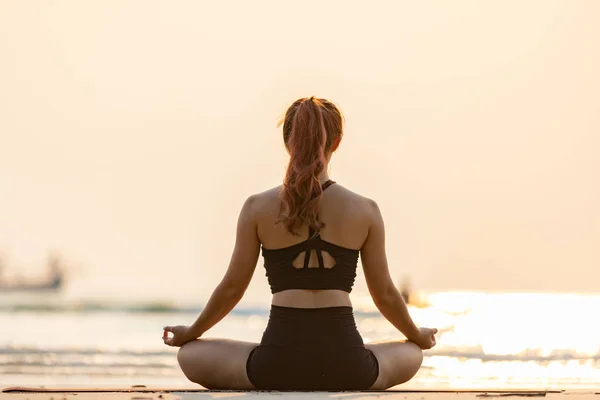 Frauen Üben Yoga Lotus Pose Zur Meditation Mit Sommerurlaub Strand — Stockfoto