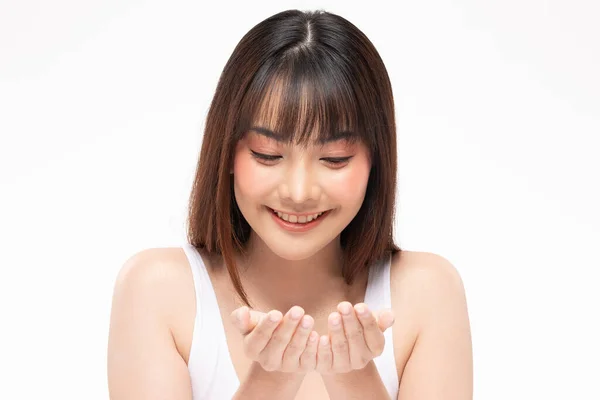 매력적 아리따운 매력적 아시아 여성은 배경에 피부를 화장품을 전시하기 벌리고 — 스톡 사진