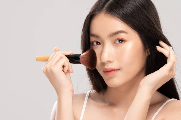 Hermosa Mujer Joven Asiática Sonrisa Celebración Maquillaje Cepillo Con Sana — Foto de Stock