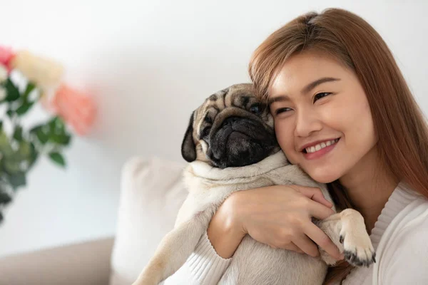 Schöne Asiatische Junge Frau Spielt Mit Ihrem Haustier Und Lächelt — Stockfoto