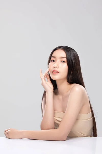 Schöne Asiatische Junge Frau Berührt Weiches Wangenlächeln Mit Sauberer Und — Stockfoto
