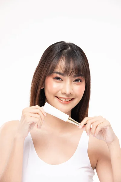 Linda Jovem Mulher Asiática Segurando Luxo Branco Limpo Tubo Sorriso — Fotografia de Stock