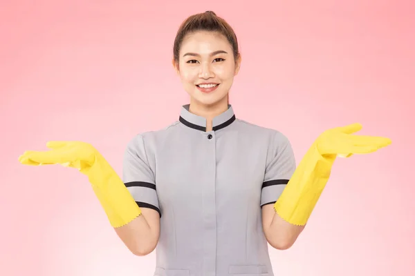 Atrakcyjne Piękna Azjatycka Pokojówka Nosi Rękawiczki Uśmiech Otwarty Znak Dłoni — Zdjęcie stockowe