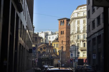 Milano şehir merkezinde. Milano 'nun caddeleri ve binaları