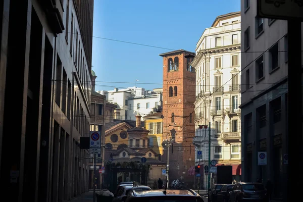 Milano şehir merkezinde. Milano 'nun caddeleri ve binaları