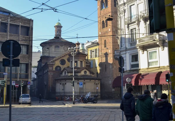 Milano şehir merkezinde. Milano 'nun caddeleri ve binaları