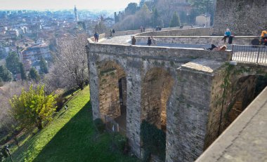 Bergamo şehir duvarları. Kasabaya bakan manzaraya bak