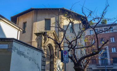 Milano sokakları. İtalya 'nın dar sokakları boyunca yürü.