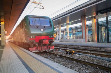 İtalya 'daki tren istasyonunda gün batımı