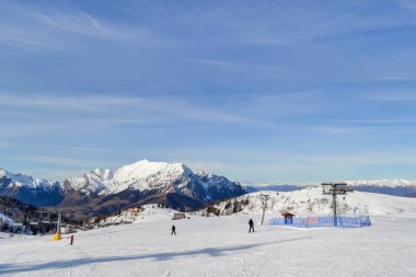 Alplerin dağlarında mavi gökyüzü