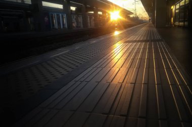 İtalya 'daki tren istasyonunda gün batımı