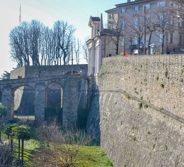 Yukarıdan Bergamo şehri manzarası. Şehrin Panorama 'sı. Bergamo surları