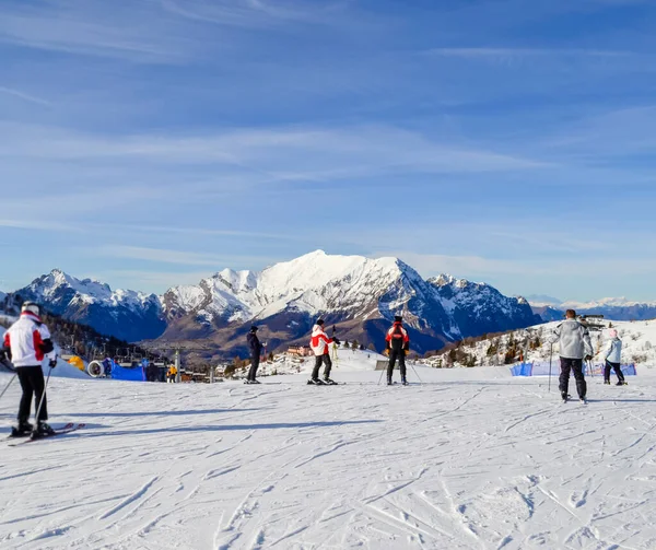 Alplerin dağlarında mavi gökyüzü