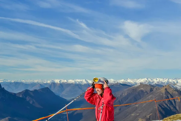 Alplerdeki dağlarda kayakçı. Yüzleş mutlulukla