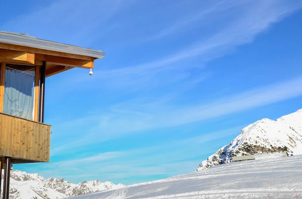 Alplerin dağlarında mavi gökyüzü