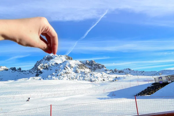 Alplerin dağlarında mavi gökyüzü