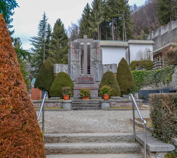 Alplerdeki dağlarda terk edilmiş bir ev.