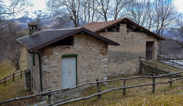 заброшенный дом в горах в Альпах
