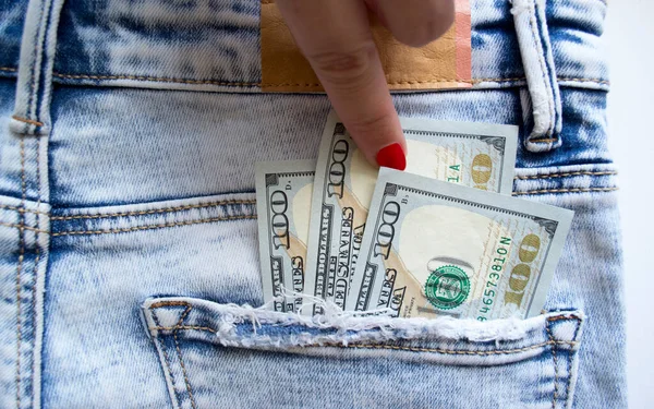 Kot pantolonun cebinde dolar. Bir el paraya uzanır.