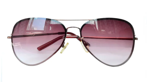 Beyaz arka planda damla şeklinde bardaklar. Yalıtım