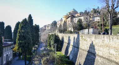 Bergamo Lisesi 'nin Panorama' sı ve ünlü Venedik duvarları. Üst kasaba anıtlarla ve güzel kiliselerle dolu..