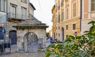 Bergamo Lisesi 'nin Panorama' sı ve ünlü Venedik duvarları. Üst kasaba anıtlarla ve güzel kiliselerle dolu..