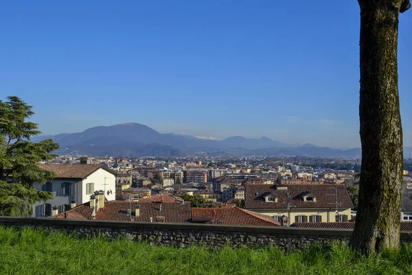 Bergamo Lisesi 'nin Panorama' sı ve ünlü Venedik duvarları. Üst kasaba anıtlarla ve güzel kiliselerle dolu..