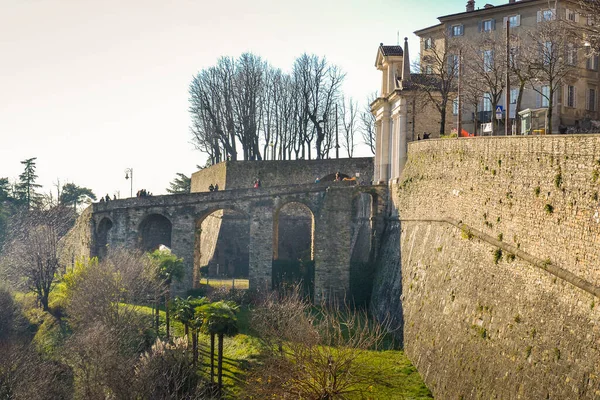 Bergamo Lisesi 'nin Panorama' sı ve ünlü Venedik duvarları. Üst kasaba anıtlarla ve güzel kiliselerle dolu..