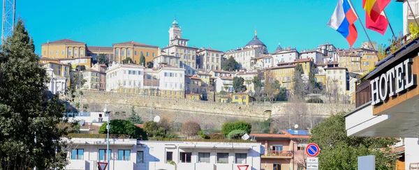 Bergamo Lisesi 'nin Panorama' sı ve ünlü Venedik duvarları. Üst kasaba anıtlarla ve güzel kiliselerle dolu..