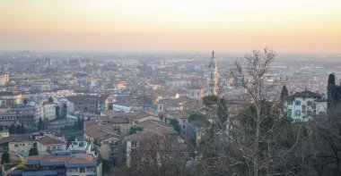 Bergamo. Bergamo 'nun eski kapısı. Şehrin en üst manzarası