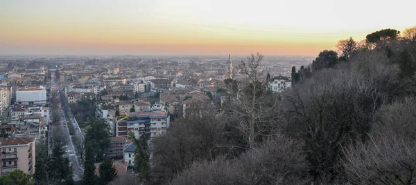 Bergamo. Bergamo 'nun eski kapısı. Şehrin en üst manzarası
