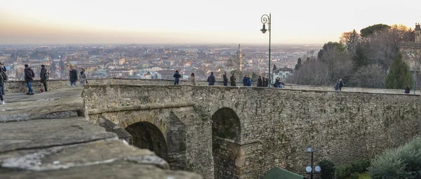 Bergamo. Bergamo 'nun eski kapısı. Şehrin en üst manzarası