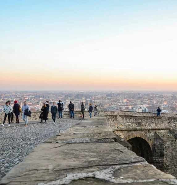 Bergamo. Bergamo 'nun eski kapısı. Şehrin en üst manzarası