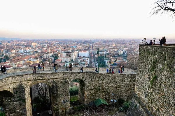 Bergamo. Bergamo 'nun eski kapısı. Şehrin en üst manzarası
