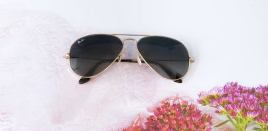 Arkaplanda güneş gözlüğü