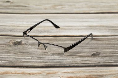 Arka planda okuma gözlüğü