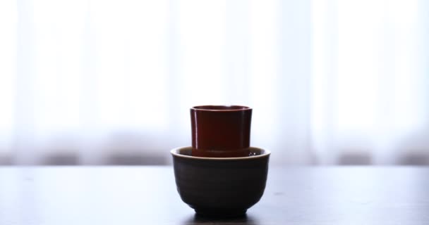 少女の手を閉じるお茶を注ぐ 中国風のお茶を飲む 色のコントラスト 4Kビデオ — ストック動画