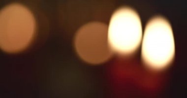 Yanan bir tapınakta parlayan mumlar