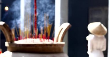 Uzun elbiseli bir kız, Asya tapınağında fotoğraf çektirmek için poz veriyor.