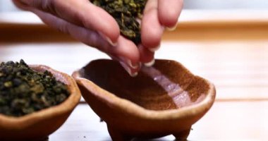 Porselen çay tepsisi. Çay yaprakları kurumuştu. Asya usulü çay içiyor. 4K video