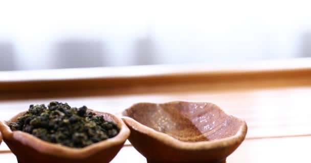 磁器ティートレイ 茶葉は乾燥していた アジアスタイルのお茶を飲む 4Kビデオ — ストック動画