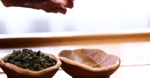 磁器ティートレイ 茶葉は乾燥していた アジアスタイルのお茶を飲む 4Kビデオ — ストック動画