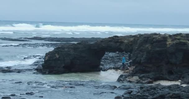 Ondas Fortes Atingiram Rochas Ondas Brancas Entraram Costa Mar Tropical — Vídeo de Stock