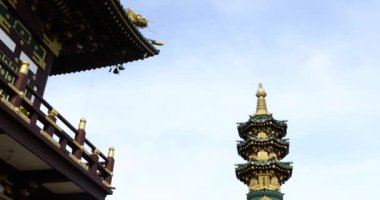 Tapınağın çatısının köşesinde. İnançlar. Ruhanilik. Budist mimarisi. Budist sanatı. Budist kültürü. 4K video