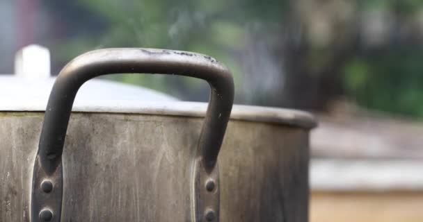 鍋から沸騰した水を閉じます 炭ストーブ 手動で調理する 4Kビデオ — ストック動画