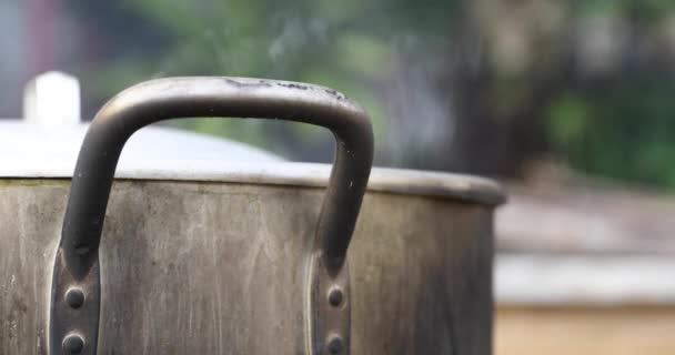 Chiudere Acqua Bollente Dalla Pentola Stufa Carbone Cucinare Manualmente Video — Video Stock