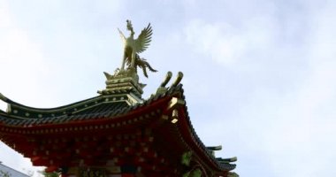 Tapınağın çatısının köşesinde. İnançlar. Ruhanilik. Budist mimarisi. Budist sanatı. Budist kültürü. 4K video