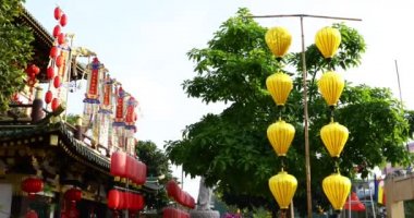 Tapınakta bir Bodhisattva Buda heykeli. İnançlar. Ruhanilik. Budist kültürü. 4K video