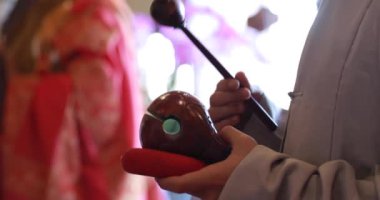 Budist aletler dua ederken sık sık kullanılır. Tasarruf. Budist duası. Budizm 'de dua aletleri. 4K video