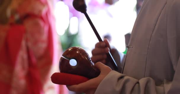 Буддийские Инструменты Часто Используются Время Молитвы Жесткая Экономия Буддийская Молитва — стоковое видео